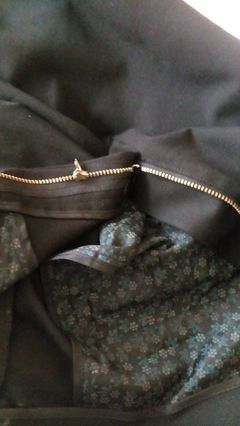 褲子拉鏈壞了,拉頭掉到一邊